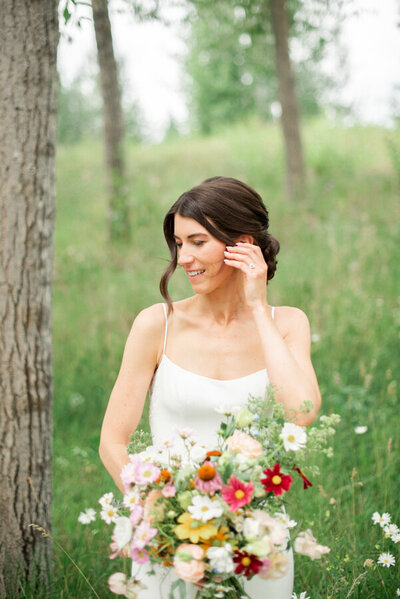 summer bride holding bouquet