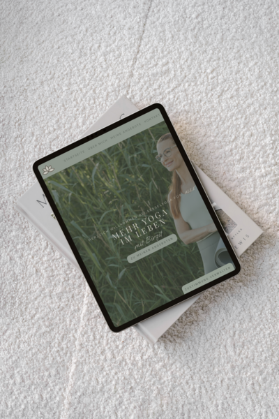 Mockup einer Website für Yogalehrerin Birgit, mit Fokus auf Sesselyoga