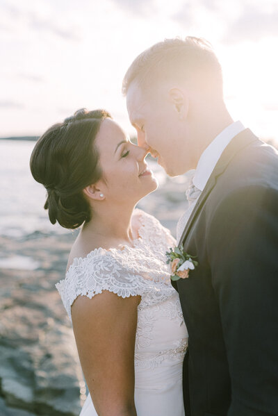 Documentary wedding photography of a beautiful seaside wedding in Uunisaari