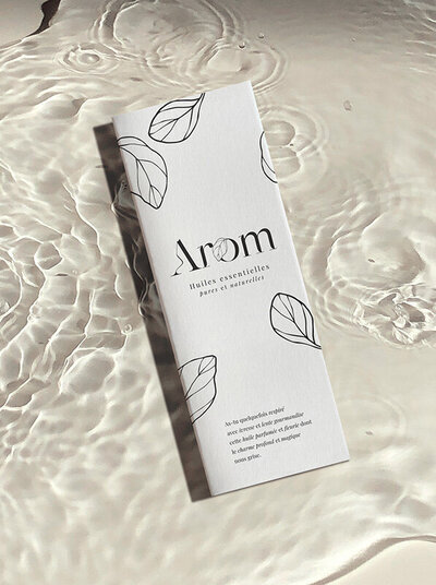 Packaging avec logo Arom crée par le Studio Youmé. Un studio de design graphique en Vendée, à Saint-Gilles-Croix-de-Vie.