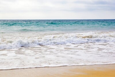 photo de la mer vue d'une plage de sable