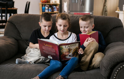 Three kids reading on the couch | Family Photo Session