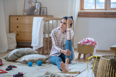 Maman fatiguée, en quête de sens, illustrant le moment où la connexion se fragilise dans son rôle parental.
