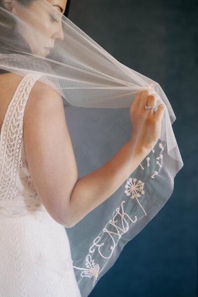 philadelphia-wedding-photographer-takes-picture-of-bride-with-embroidered-veil