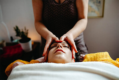 Soin massage pour femme par Olivia Despret
