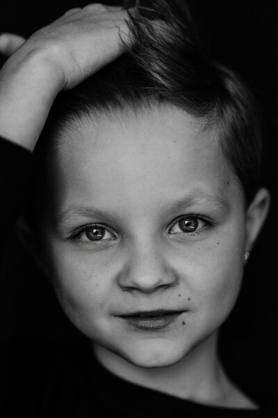 Portret van kind met zwarte achtergrond