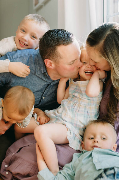family of six snuggling and hugging