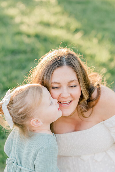 daughter-kissing-mom-family-portraits