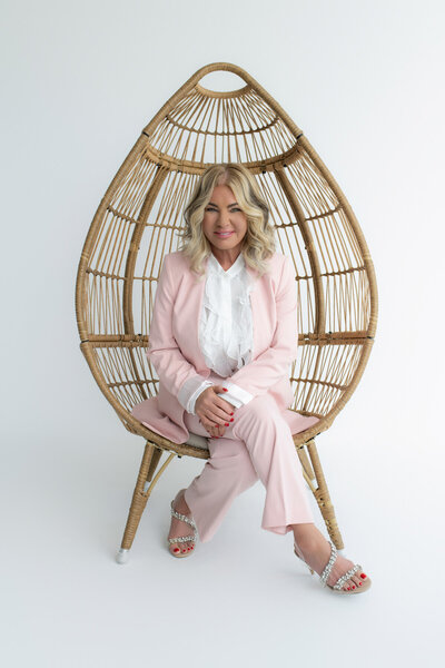 Divorce coach specializing in coping with separation, dressed in a comforting pink outfit.