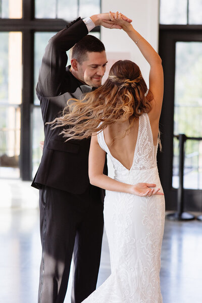 True-to-color wedding photography that blends classic elegance with modern romance