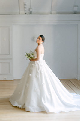 Portrait d'une jolie mariée vêtue d'une robe de princesse.