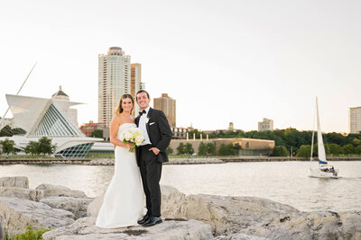 Milwaukee wedding photo of couple with milwaukee art museum in background