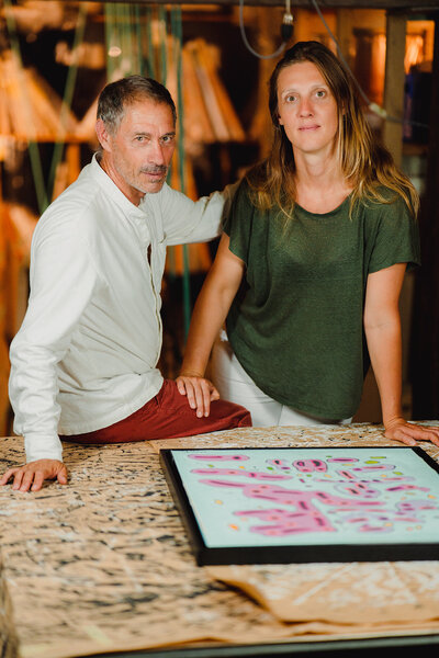 Lou Counil et Ludovic Teneze dans l'atelier avec un tableau de la collection nouvel ordre du cosmos.