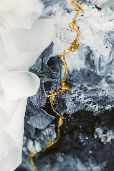 svatební dort v černo zlaté barvě s mramorem