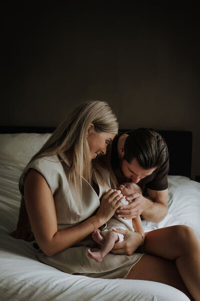 Newbornfotoshoot met gezin thuis in Bodegraven