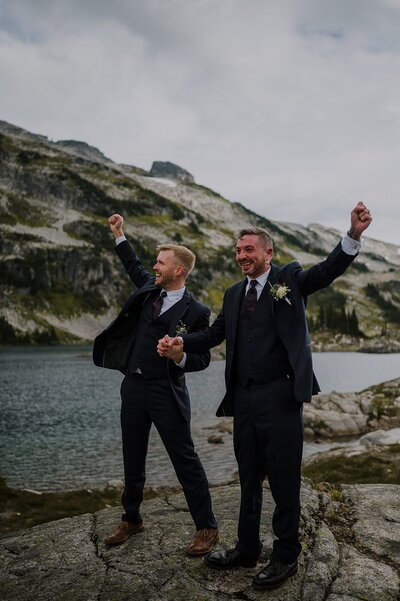wedding-officiant-performing-ceremony-at-wedding