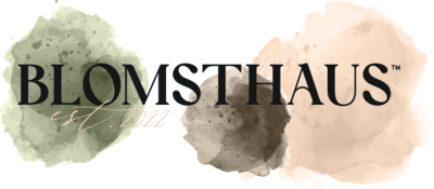 Three watercolor blobs varying from green, tan, and brown, behind black text saying 'Blomsthaus est 2022'.