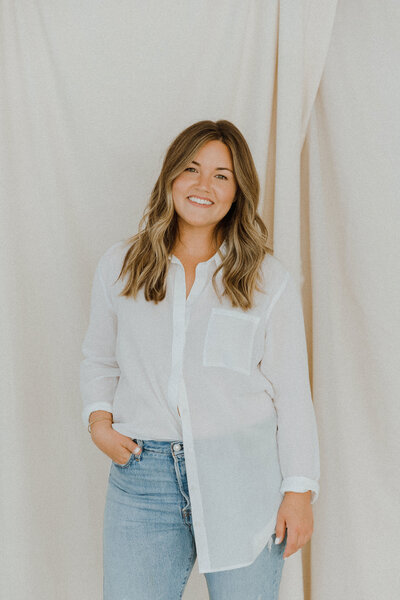 Wedding hair stylist Kira who shares expertise in Bridal Babes Society's bridal hair courses.