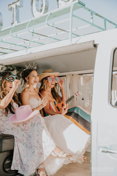 bride and bridemaids laughing together
