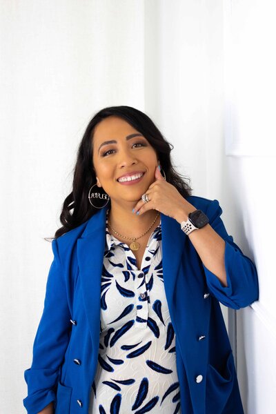 HR Mami Career Coaching bilingual coach guiding professionals through job interviews and salary negotiations to boost confidence and career success.