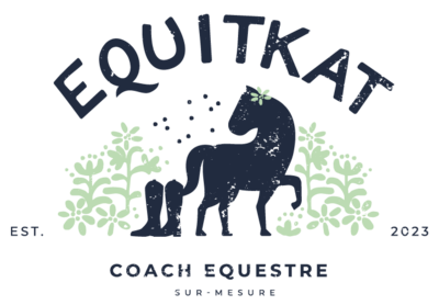 Logo complet Equitkat, mix bleu et vert, crée par le Studio graphique à Saint-Gilles-Croix-de-Vie en vendée.