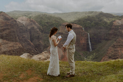 Couple reads vows at the Waimea Canyon