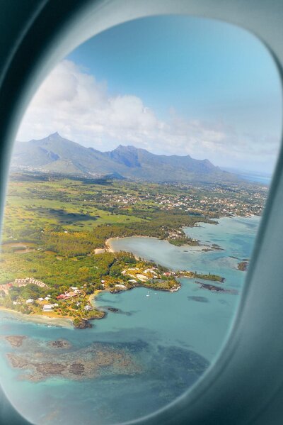 vue sur une île de l'océan Pacifique, depuis le hublot d'un avion