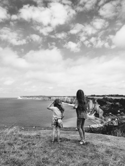 Twee kinderen op een rots bij de kust van Normandië