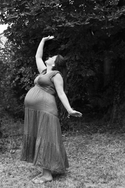 photo de grossesse en extérieur d'une femme enceinte qui danse avec Studio Sensigraphie photographe grossesse la tour du pin
