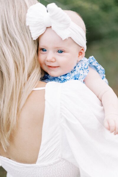 baby looking over mom's shoulder in peoria, illinois family photos 