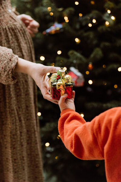 Detail van het optuigen van de kerstboom tijdens een lifestyle shoot.