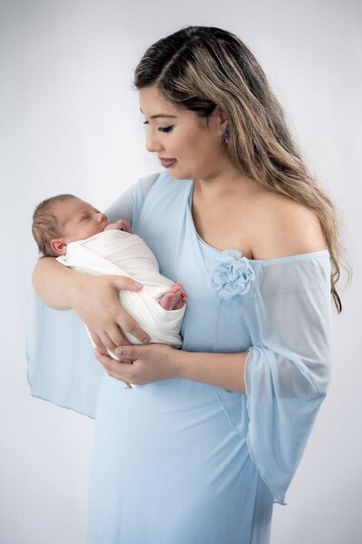 edmonds newborn photographer captures moments with mom and baby.