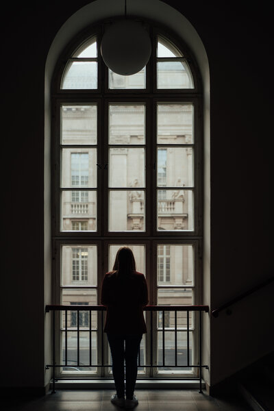 Annemarie Michel Frau am Fenster Universität Schatten
