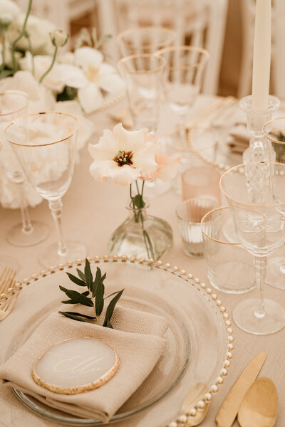 Elegant table setting with blush pink and gold for wedding