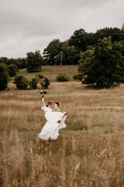 Editorial bruidfotografie in Utrecht  van bruidspaar op de heide.