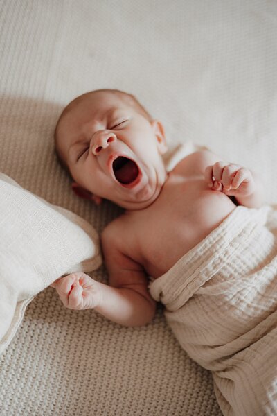 Bild von gähnendem Baby