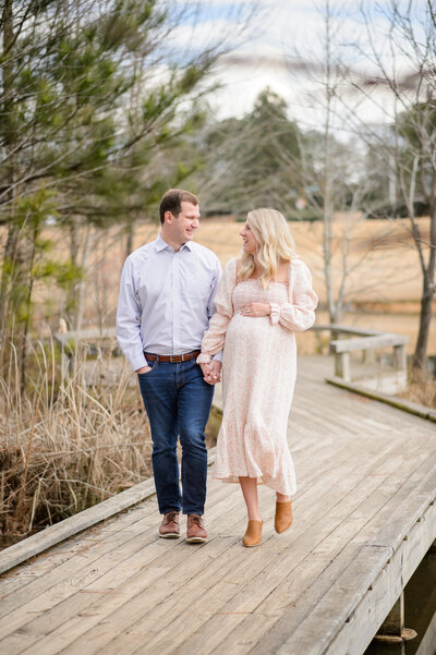 Maternity photography Nashville momma in field