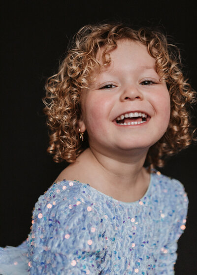 Tijdloos kinderportret met warme bruine achtergrond, perfect voor aan de muur thuis. Vastgelegd door Lashonda fotografie