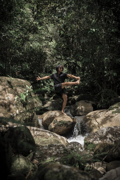 Un hombre hace yoga en la Selva