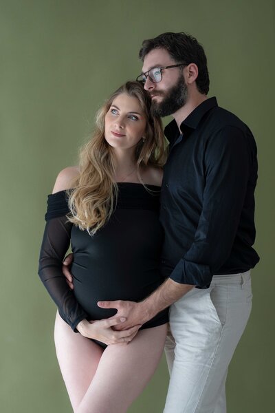 Photographie de couple lors d'un shooting grossesse unique et inoubliable