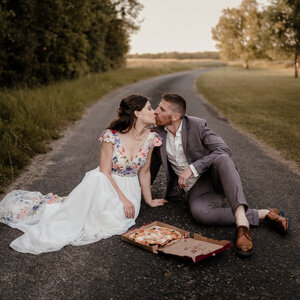 Lors de leur welcome dinner la veille du mariage civil, ce couple partage une pizza sur la route au Domaine Les Hauts de Manse, en Indre-et-Loire – un moment simple et complice capté par un duo photographe vidéaste