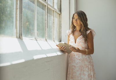 South Carolina wedding photographer Madison Paige captures the pure, intertwined connection between couples through timeless, storytelling imagery.