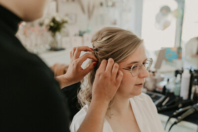 Bruid make-up en kapsel aan huis. Bruidskapsel en bruidsmake-up door Glamora,Glamora hair & makeup artist Beerzel, Antwerpen.