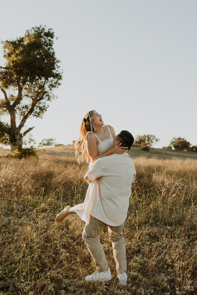 guy lifting girl up, engagement session, 