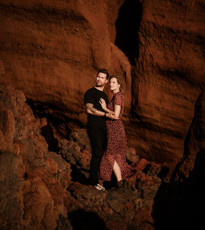 Auto-portrait de Deux Drôles d’Oiseaux, duo photographe et vidéaste de mariage, près du lac vert d’El Golfo à Lanzarote – un moment capté en voyage, reflet de leur complicité et de leur regard d’auteur