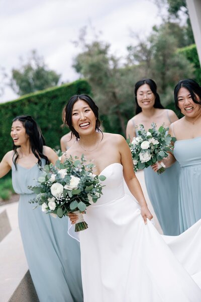 Bride and her bridesmaids photos in the garden