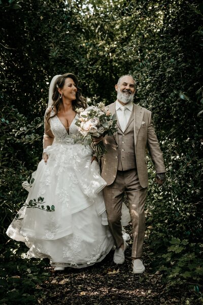 Spontaan moment van bruid en bruidegom in Spijkenisse