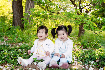st-louis-mini-sessions-two-girls-sitting-together-with-green-grass