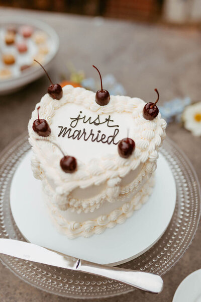 A cake with writing that stays Just Married, representing the wedding coordinator services by Bubbly Bride Planning. 