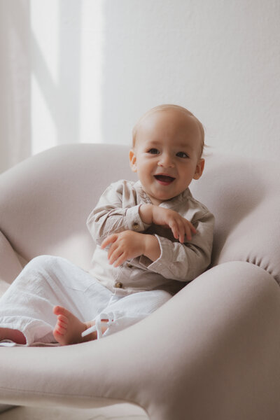 Een klein meisje houdt een baby in haar armen, met een liefdevolle en beschermende uitstraling.